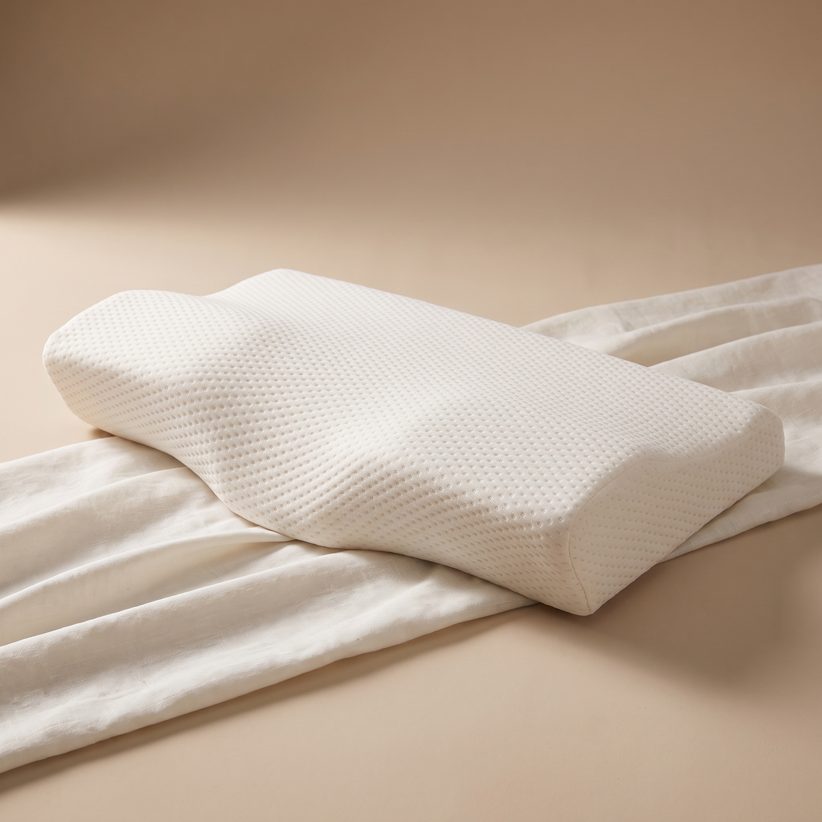 Eloren Nuvia - almohada cervical ergonomica, packshot de estudio